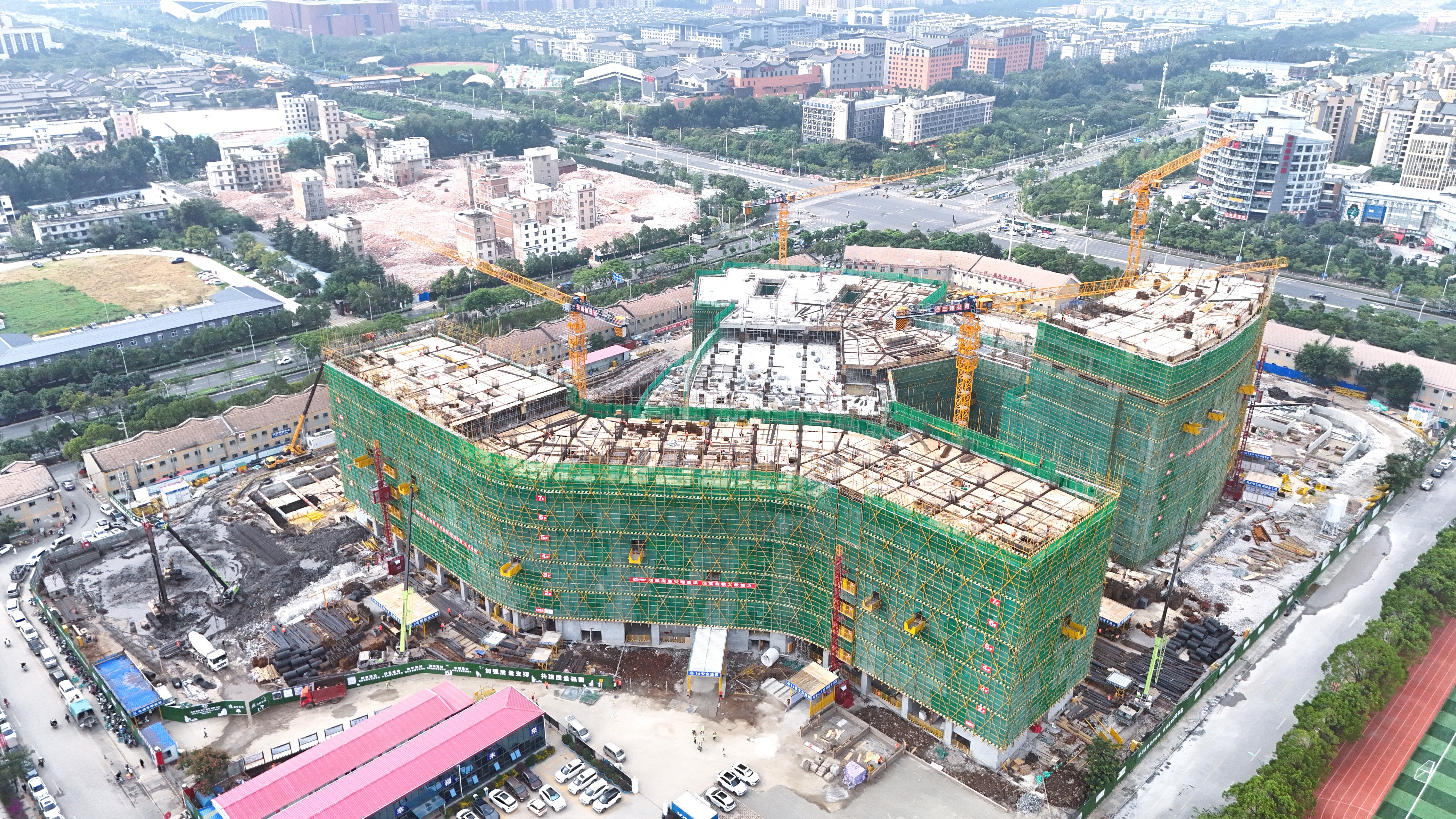 公司領(lǐng)導(dǎo)到云南省婦幼保健院新院建設(shè)項(xiàng)目檢查指導(dǎo) 看望慰問一線干部職工