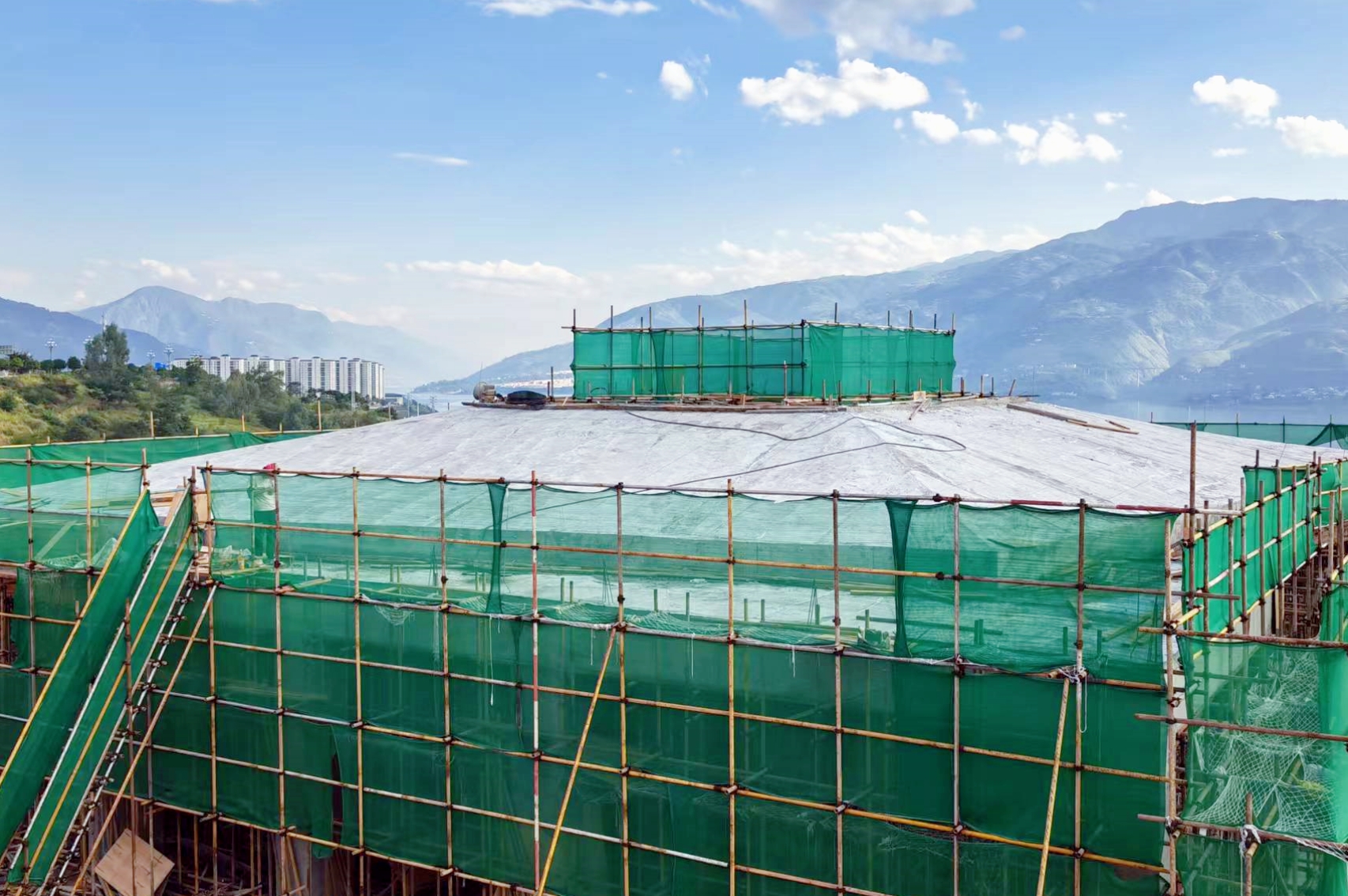 百日攻堅丨巧家縣氣象局遷復(fù)建項目綜合業(yè)務(wù)用房順利封頂