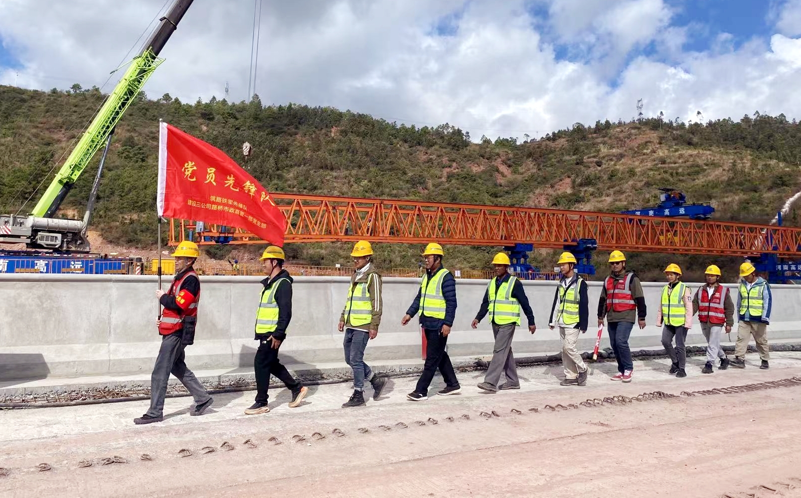 百日攻堅丨楚雄東南繞城高速大保山大橋T梁順利架設完成