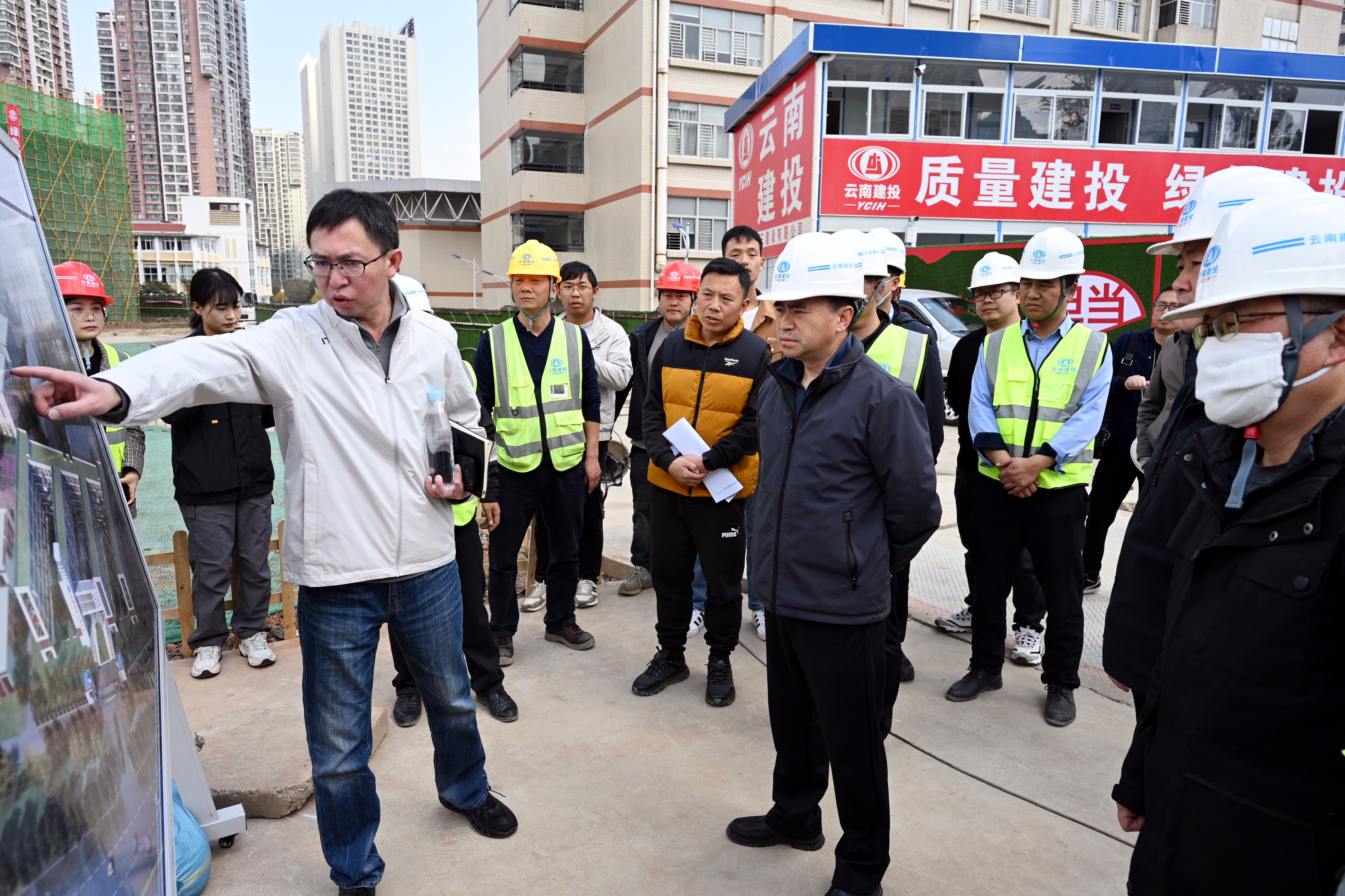 五華區(qū)委書記陳江一行調(diào)研昆明市十四中改擴建項目