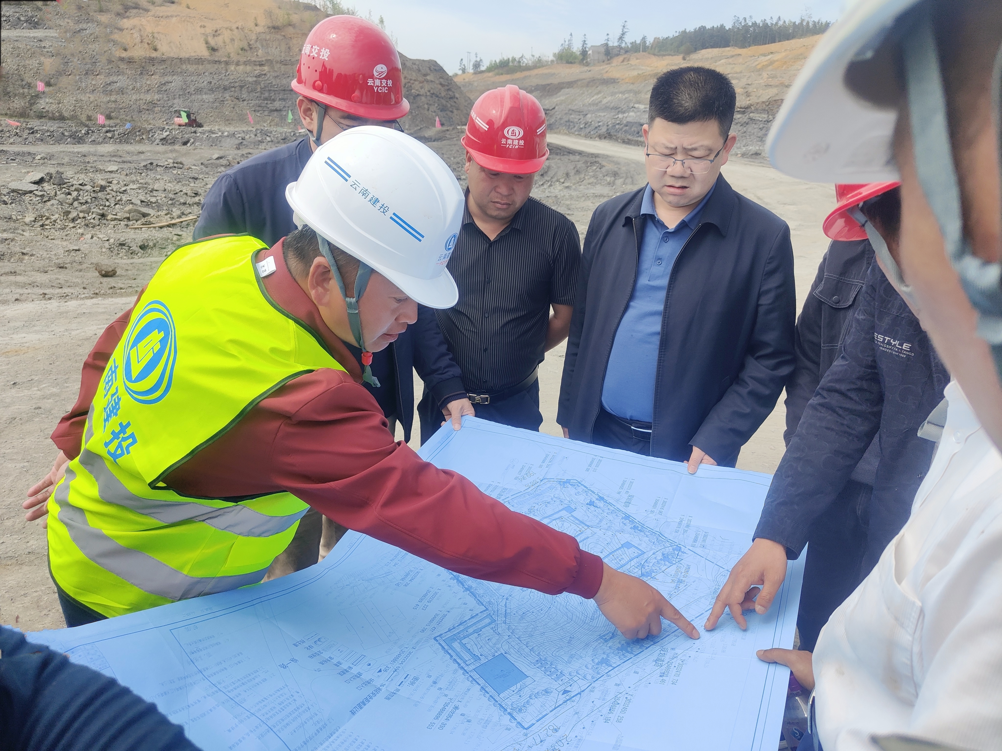 鎮(zhèn)雄縣委書(shū)記肖順興調(diào)研鎮(zhèn)雄縣“1.22”地災(zāi)搬遷學(xué)校建設(shè)項(xiàng)目