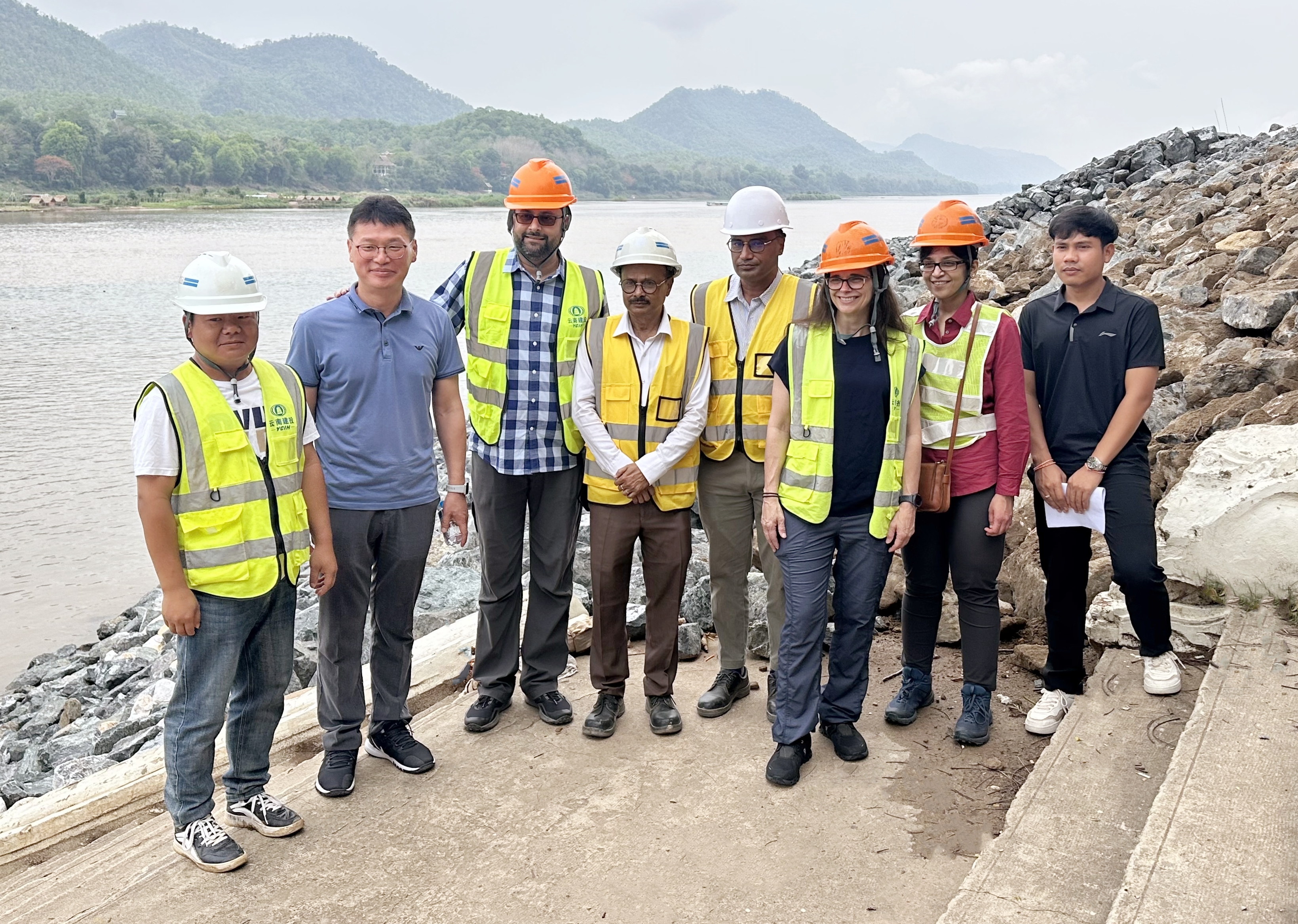 老撾政府單位攜世行代表調(diào)研老撾瑯勃拉邦省湄公河和南康河災(zāi)害風(fēng)險(xiǎn)管理項(xiàng)目