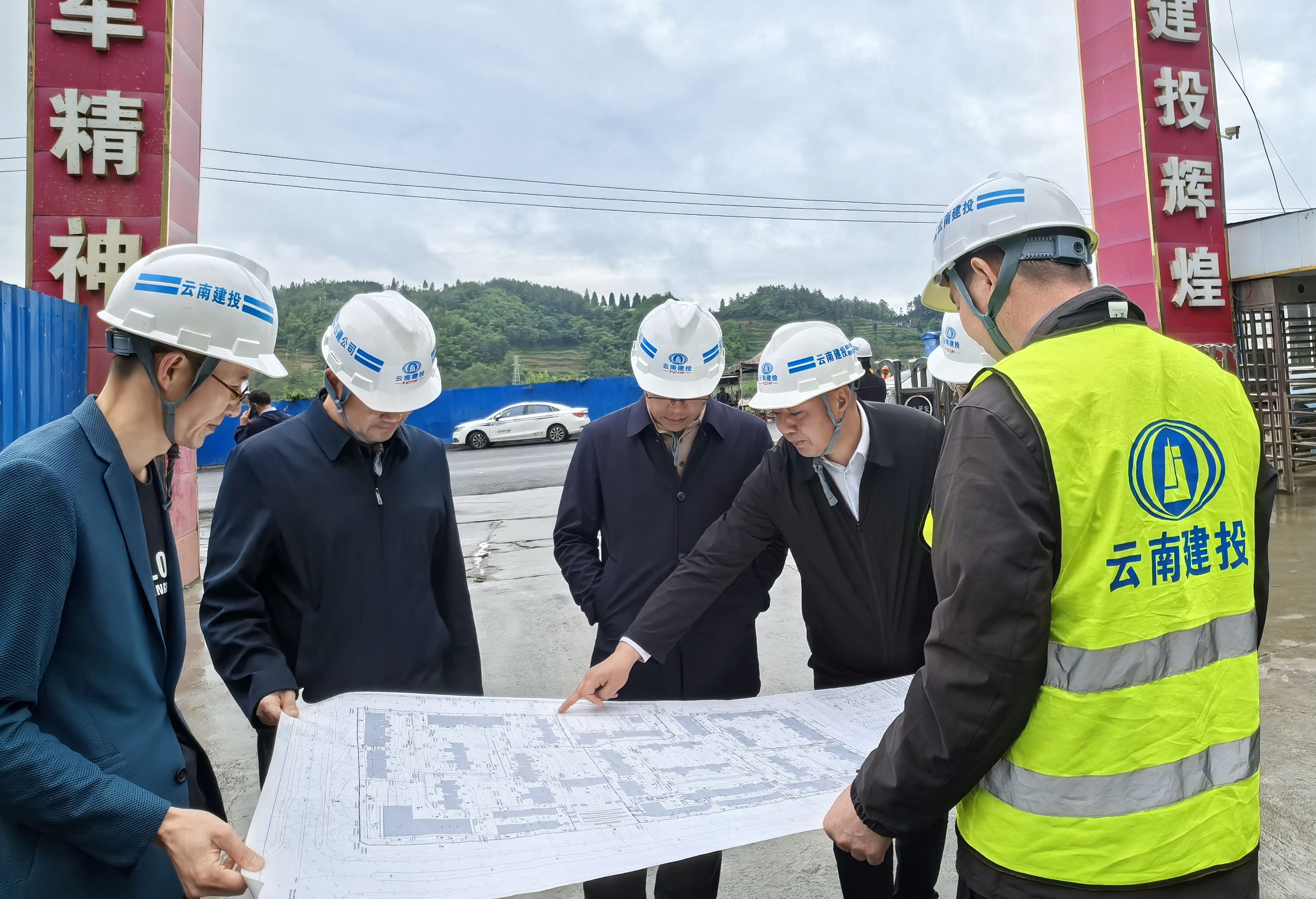 鎮(zhèn)雄縣委副書記、縣長楊緒春一行調(diào)研鎮(zhèn)雄縣2018年棚戶區(qū)改造項(xiàng)目