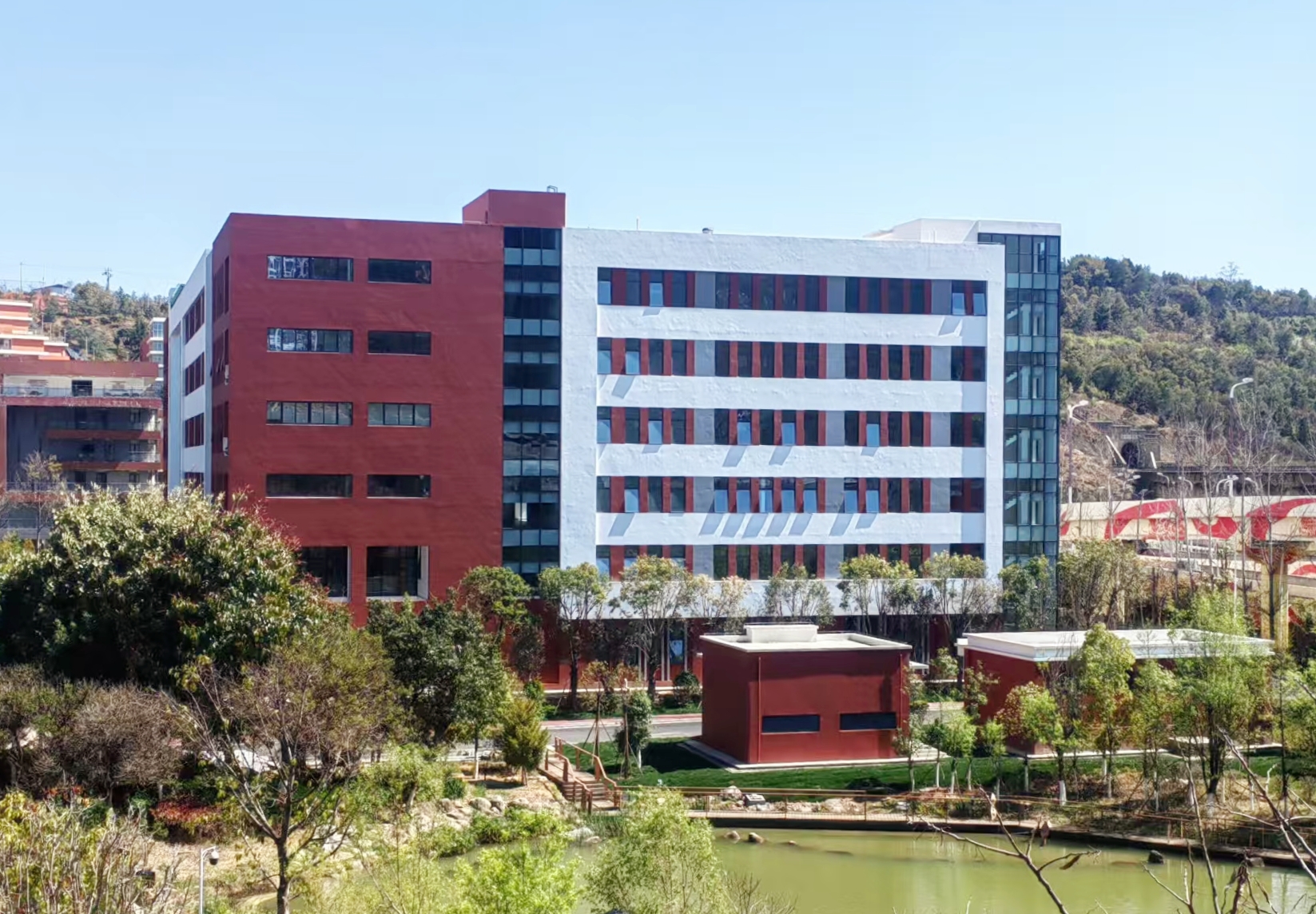 滇西應(yīng)用技術(shù)大學(xué)實(shí)驗(yàn)實(shí)訓(xùn)中心建設(shè)項(xiàng)目順利完成竣工移交