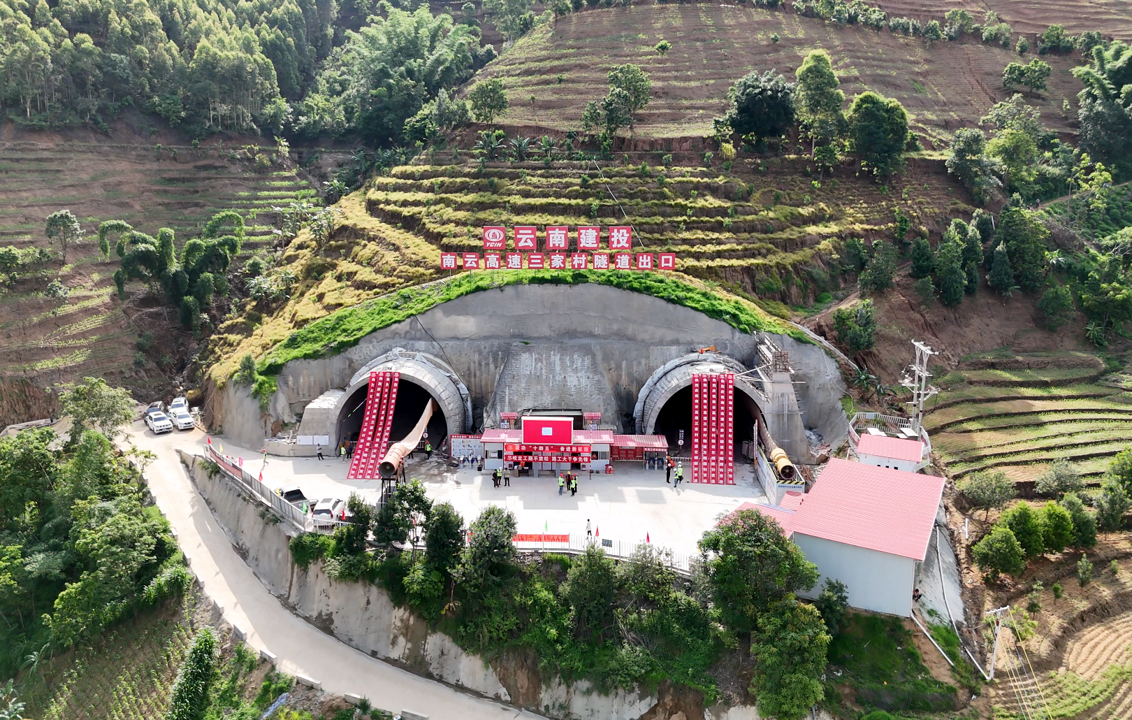 南云高速土建十三工區(qū)三家村隧道左幅順利貫通