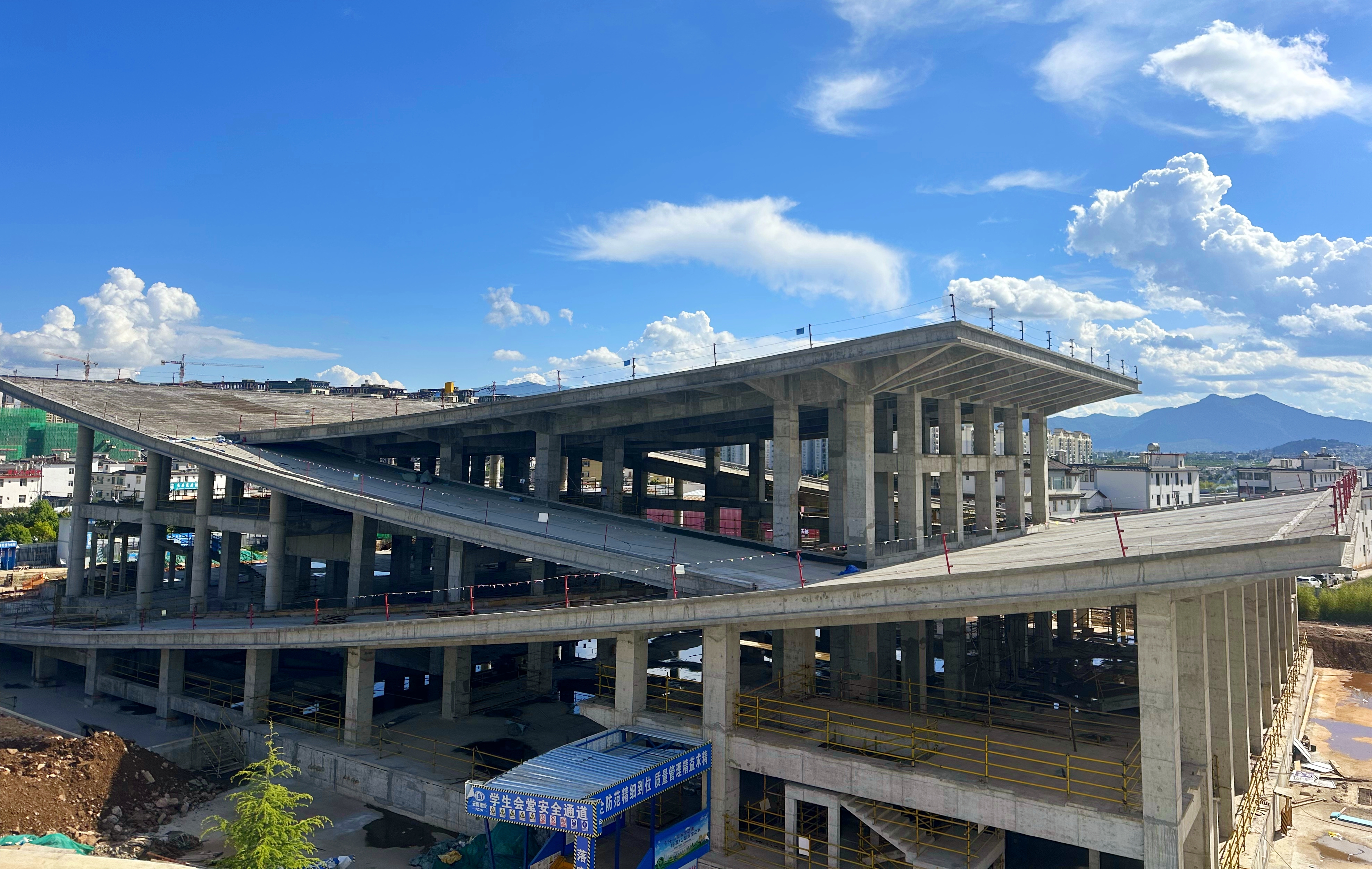 彭云一行調(diào)研公司麗江片區(qū)生產(chǎn)經(jīng)營工作