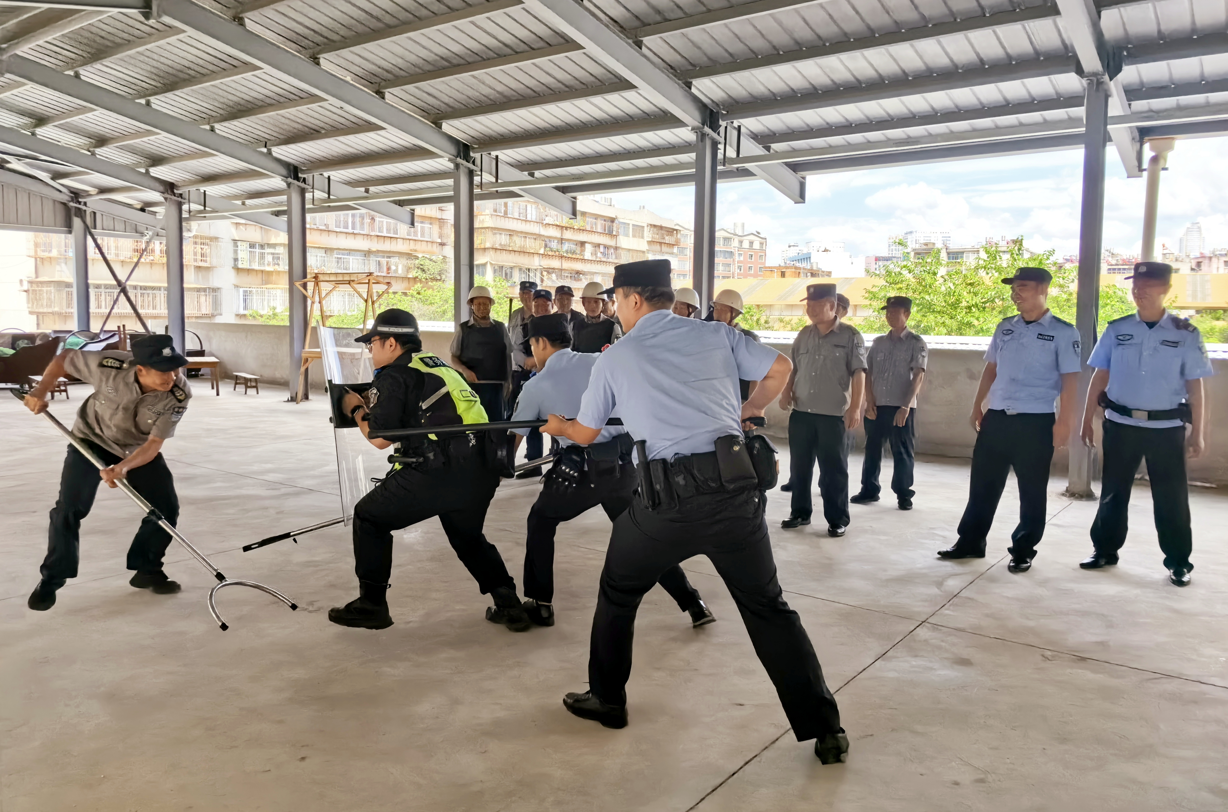 大觀篆新農(nóng)貿(mào)市場開展反恐應(yīng)急演練