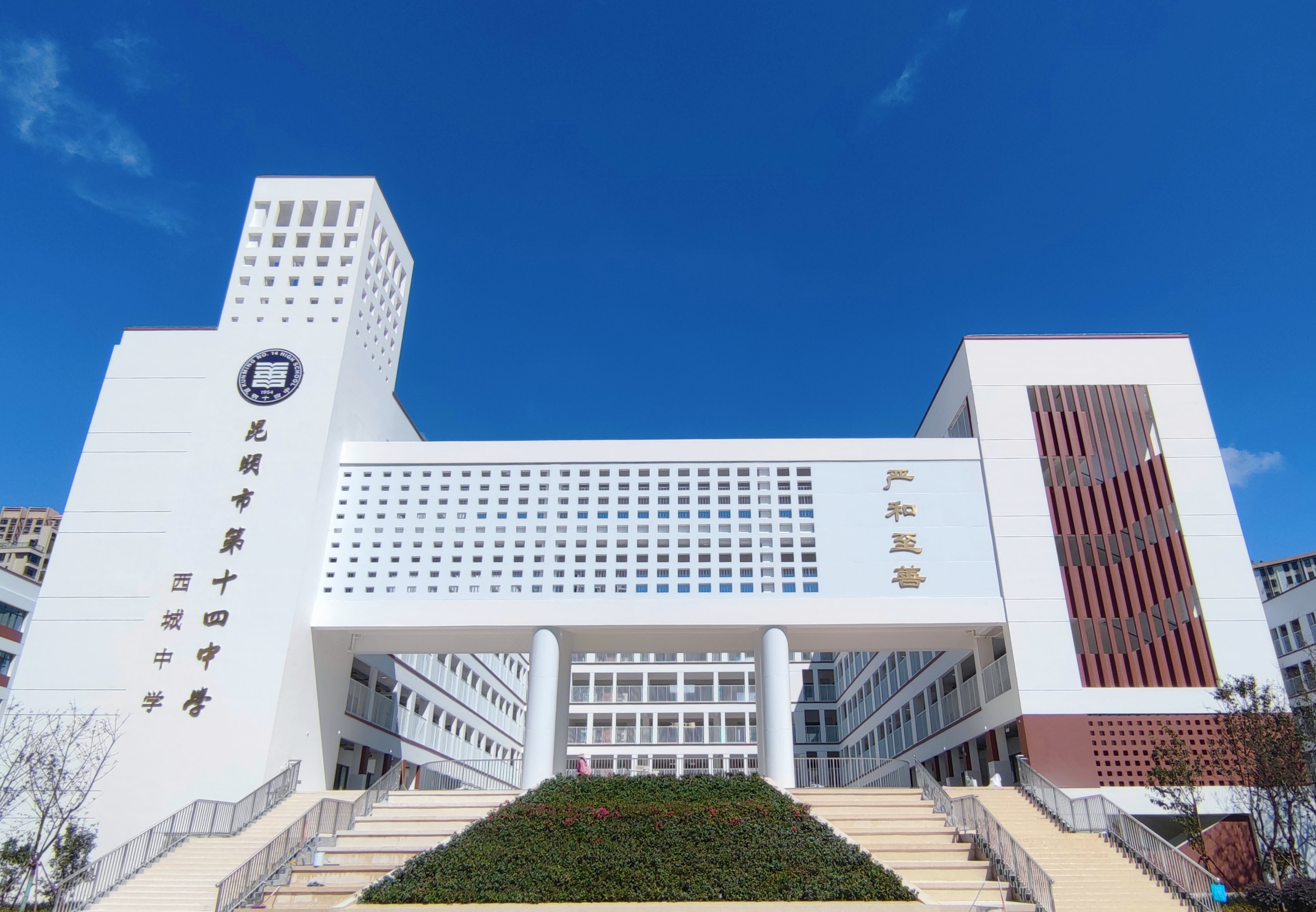 五華區(qū)副區(qū)長魏嘉調(diào)研昆明市第十四中學(xué)改擴(kuò)建項(xiàng)目