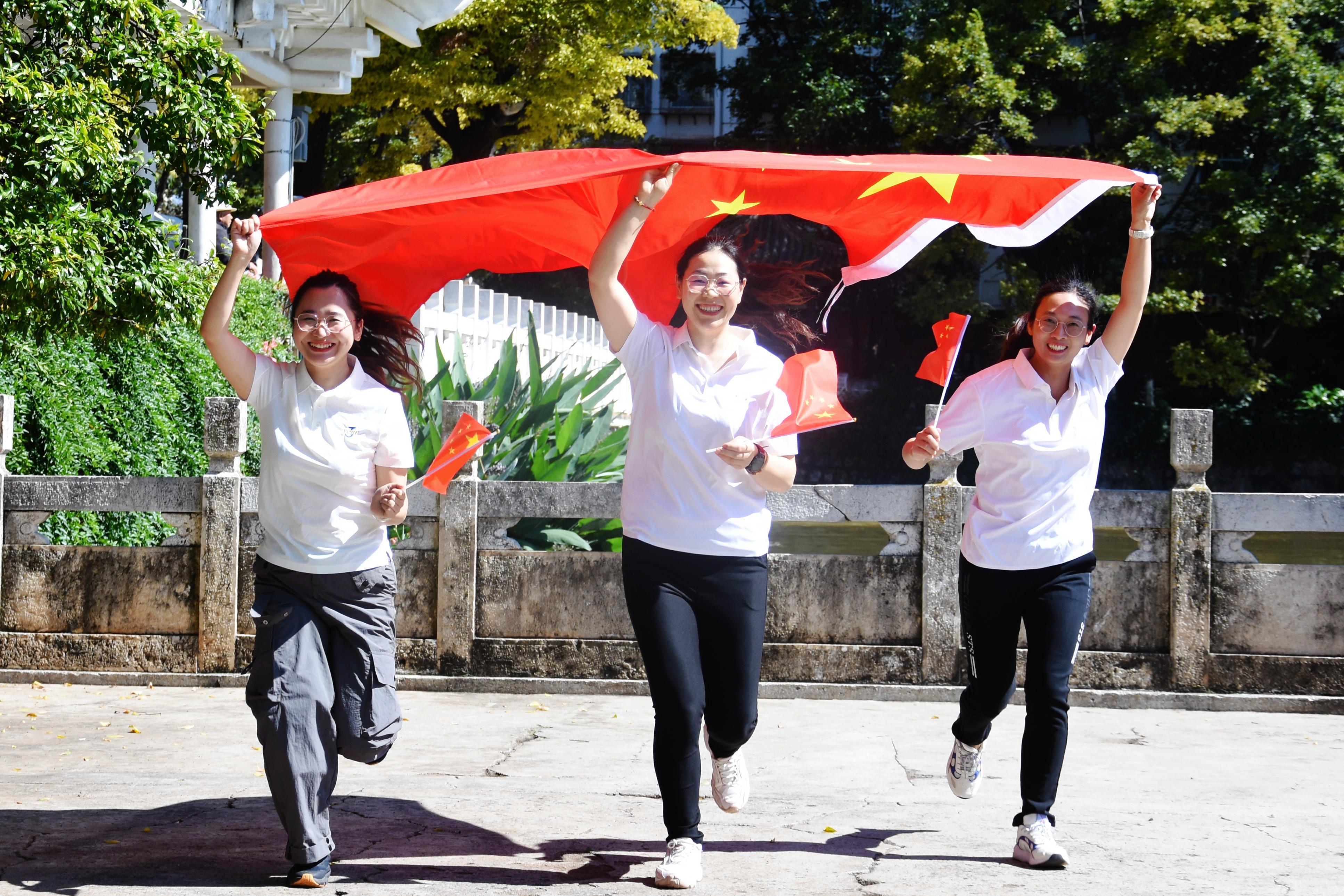 我與國旗合個影 國旗在肩筑山河