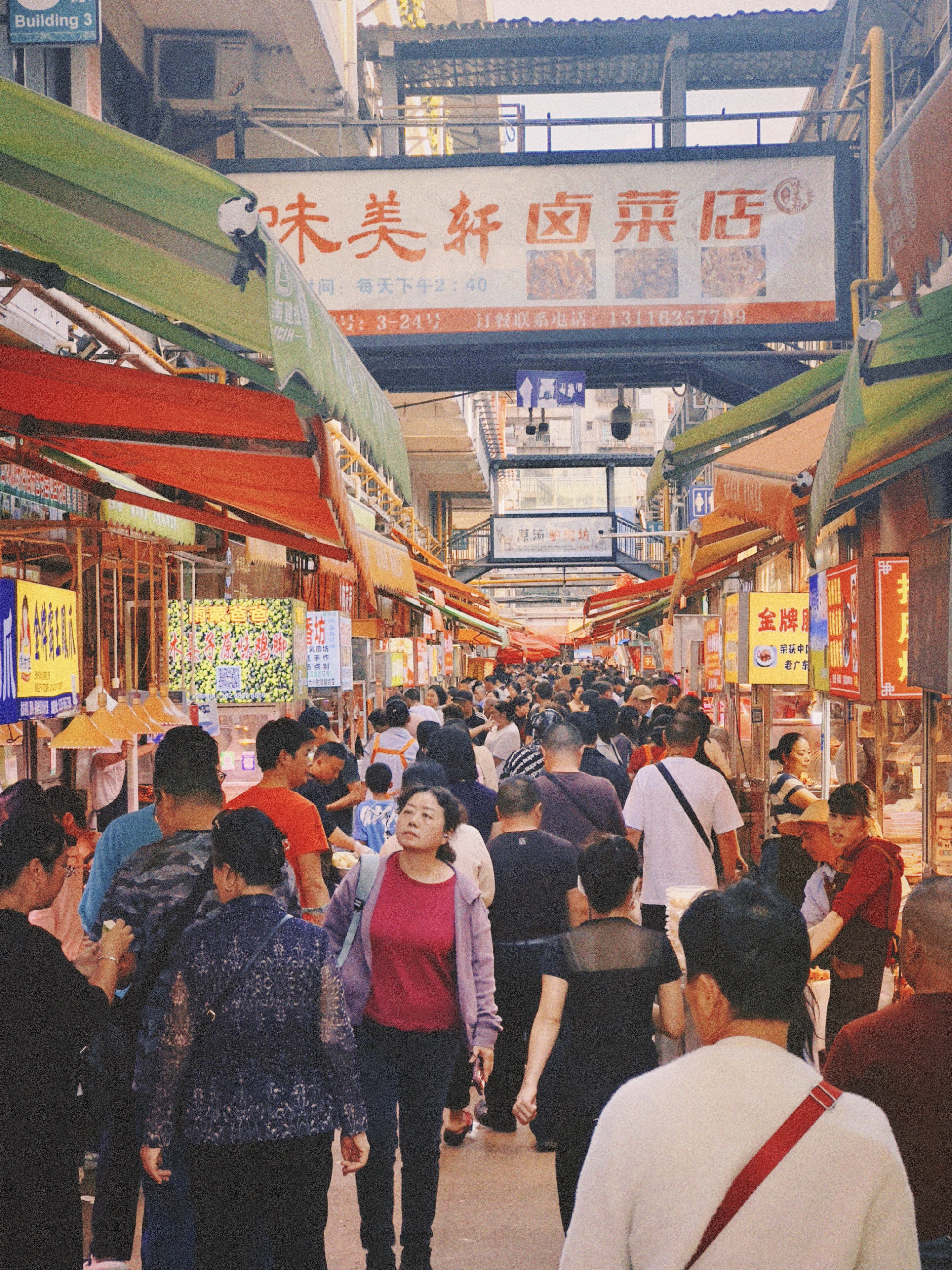 “雙節(jié)”篆新市場客流漲1.45倍，單日10萬擠爆菜市