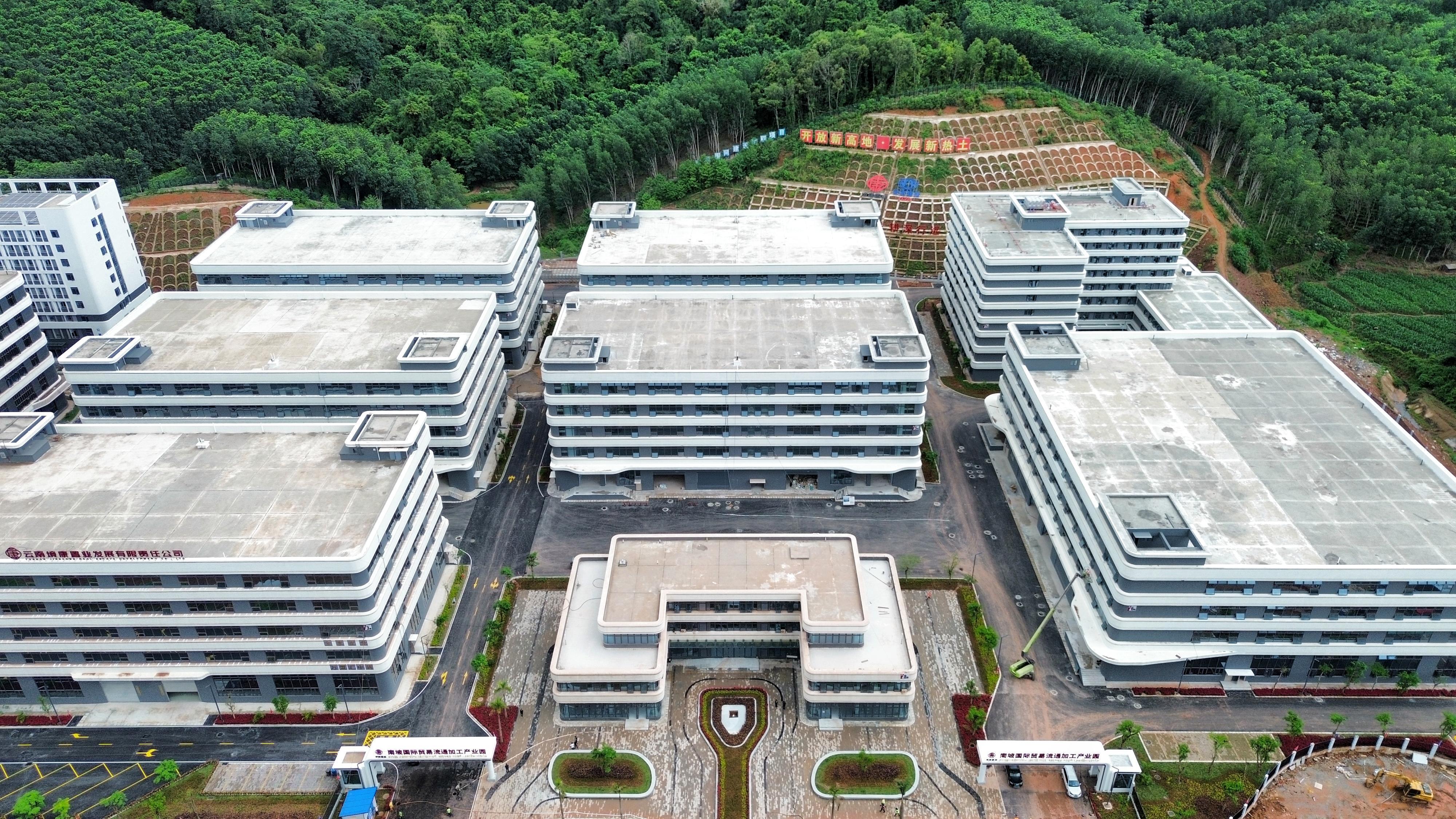 奮戰(zhàn)80天 決勝全年度丨磨憨國(guó)際貿(mào)易流通加工產(chǎn)業(yè)園項(xiàng)目竣工交付