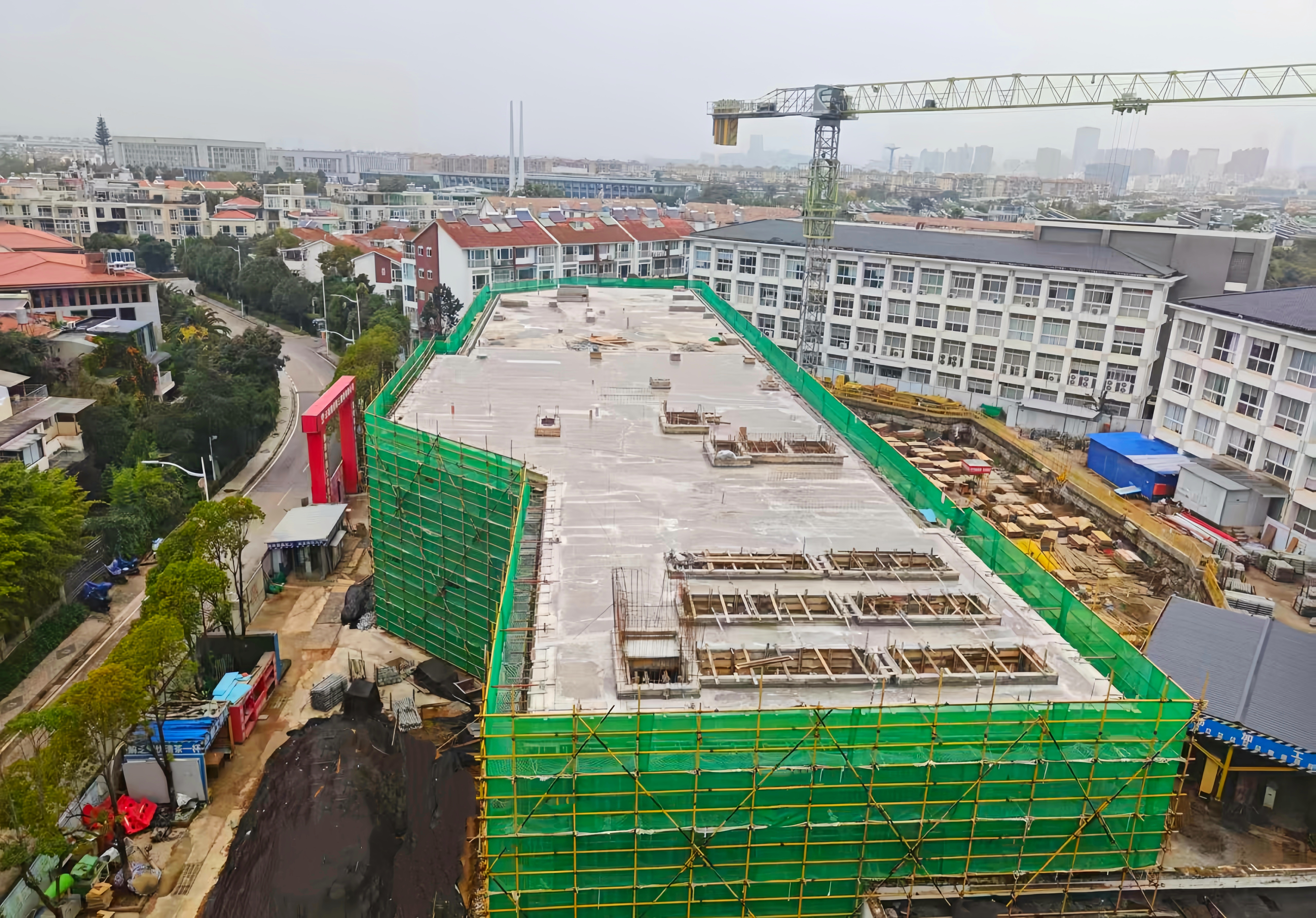 奮戰(zhàn)80天 決勝全年度丨昆明市疾病預(yù)防控制中心能力提升建設(shè)項(xiàng)目主體結(jié)構(gòu)順利封頂