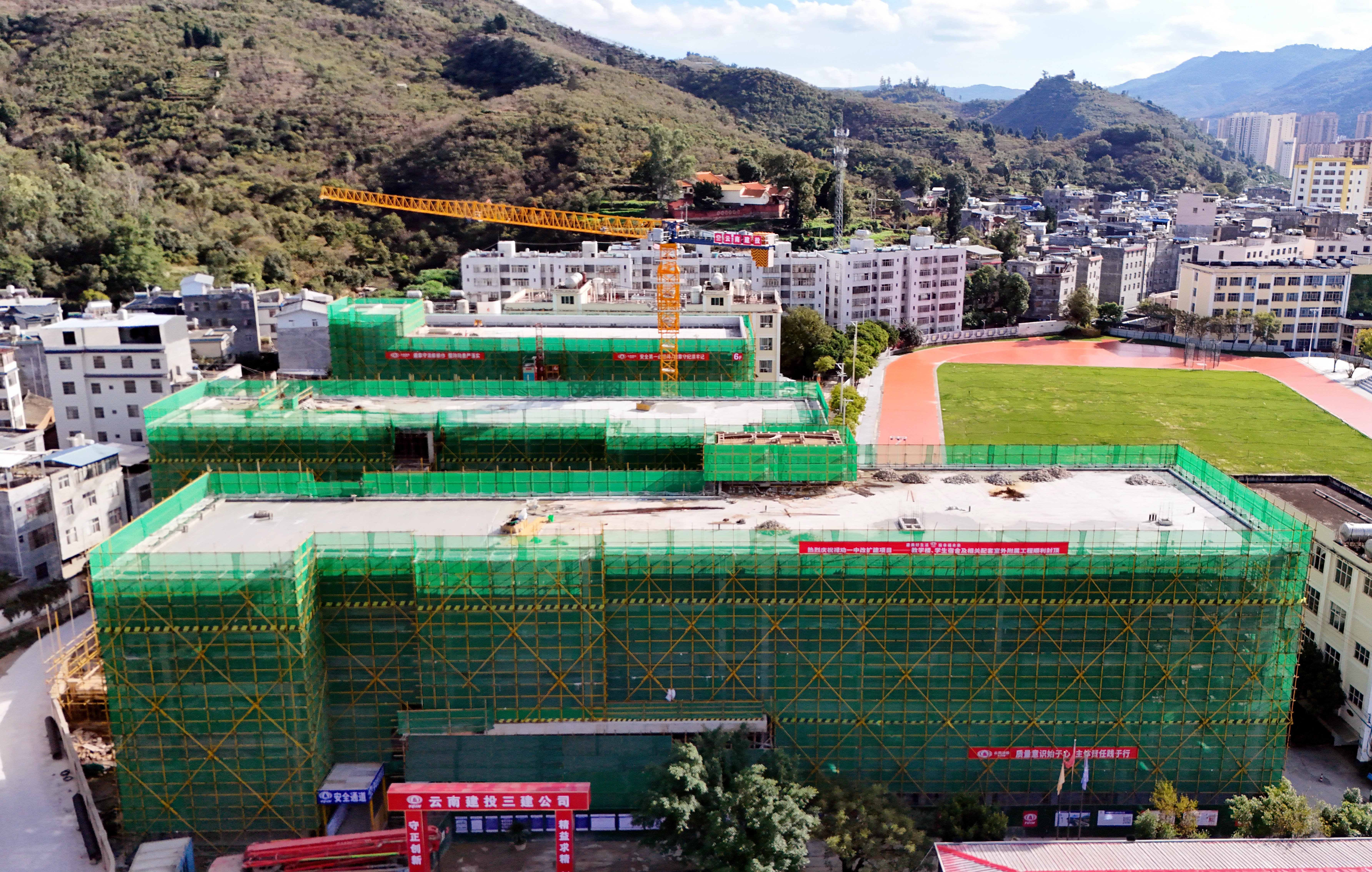 奮戰(zhàn)80天 決勝全年度丨祿勸第一中學(xué)改擴(kuò)建項(xiàng)目主體結(jié)構(gòu)全面封頂