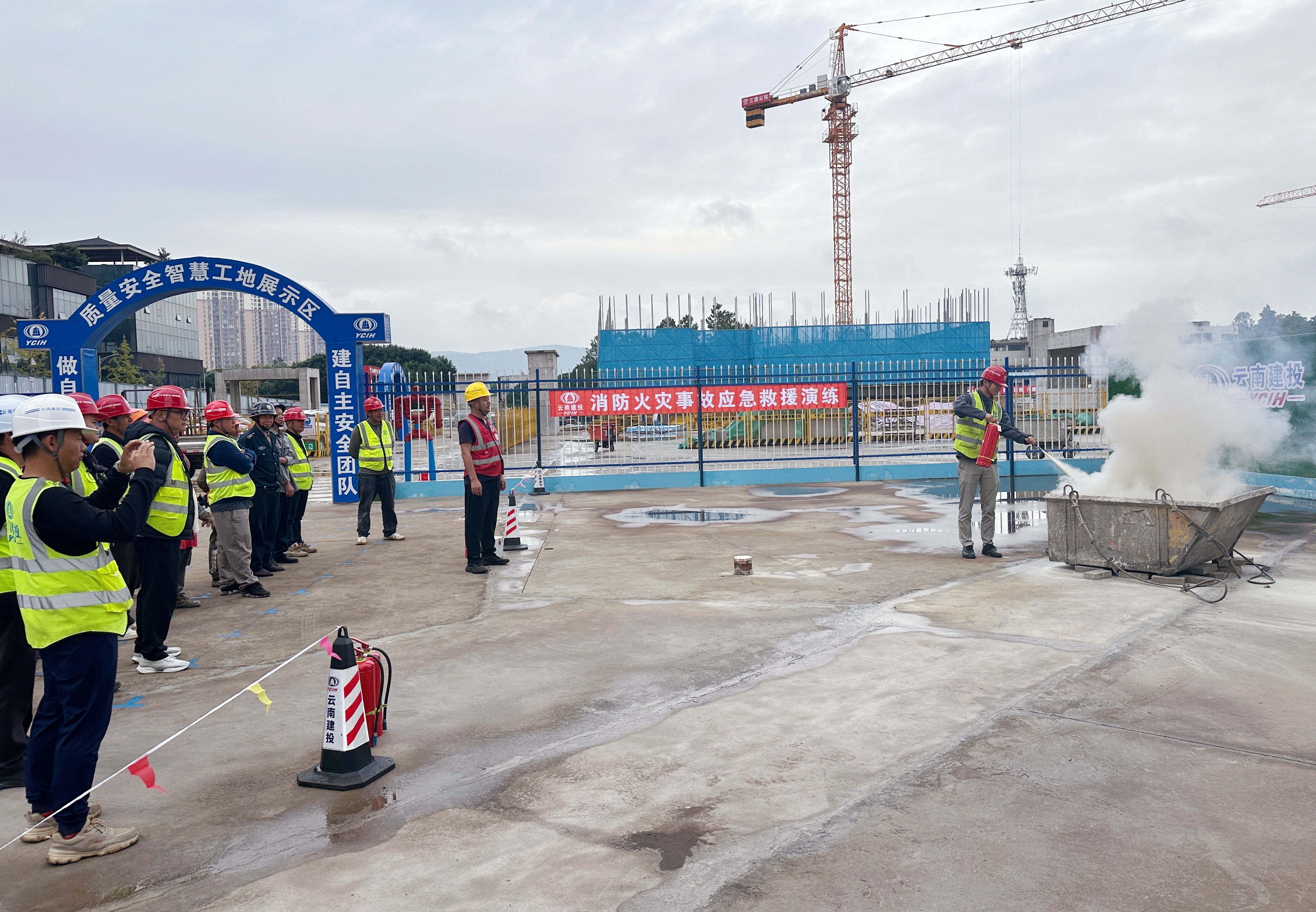 消防月丨彌勒市2018年城鎮(zhèn)棚戶(hù)區(qū)改造項(xiàng)目開(kāi)展滅火救援實(shí)戰(zhàn)演練